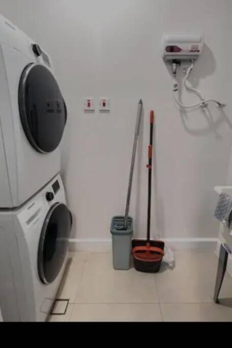 Parkhurst Lux Condo Near Devon House 킹스톤 외부 사진