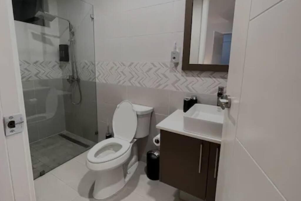 Parkhurst Lux Condo Near Devon House 킹스톤 외부 사진