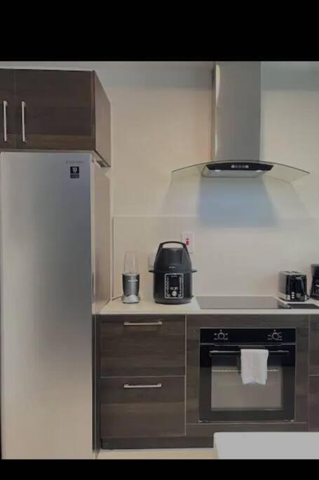 Parkhurst Lux Condo Near Devon House 킹스톤 외부 사진