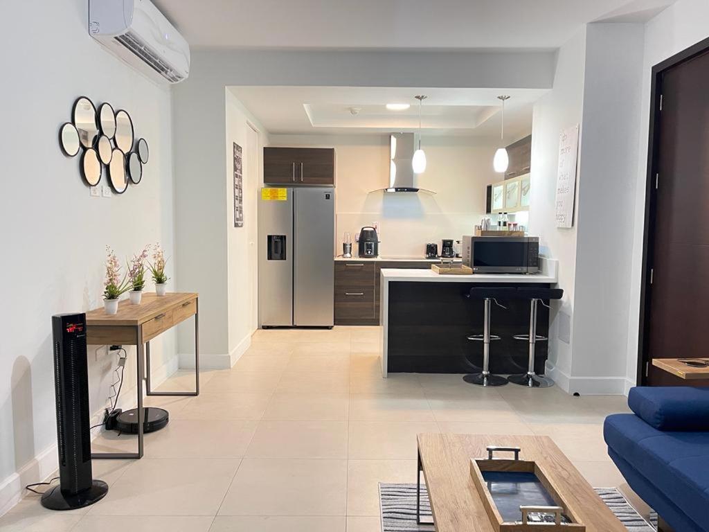 Parkhurst Lux Condo Near Devon House 킹스톤 외부 사진