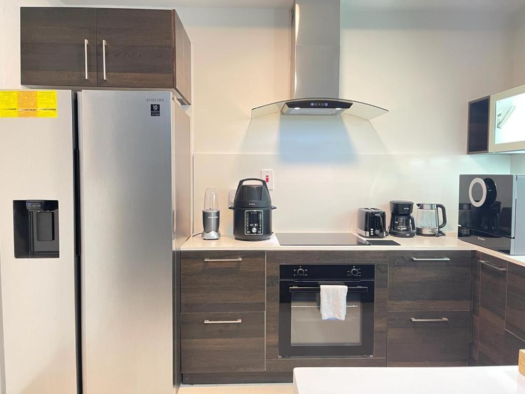 Parkhurst Lux Condo Near Devon House 킹스톤 외부 사진